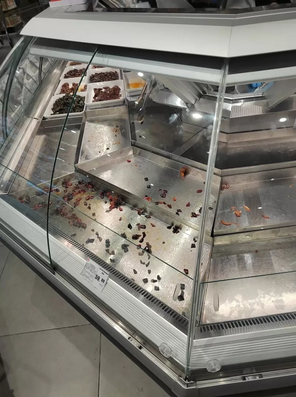 实探台风来临前的广东超市：市民忙囤粮，部分货架已空-第3张图片-