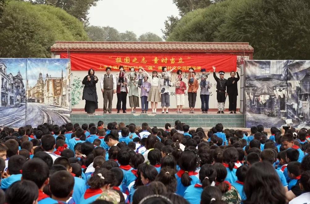 沪喀同心丨上海木偶剧团在新疆：让红色文化“润”入童心-第3张图片-