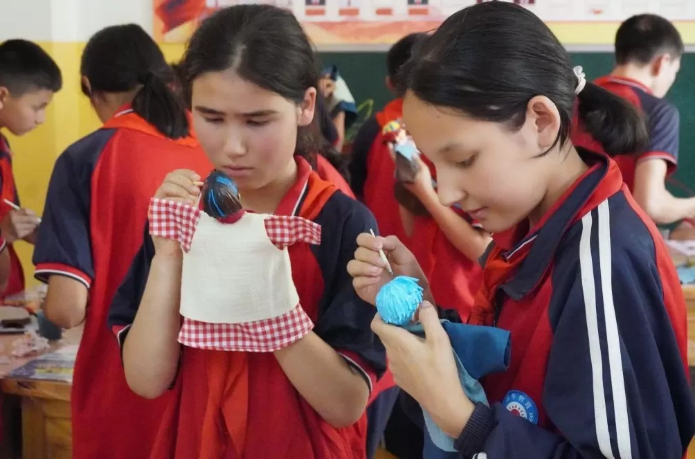 沪喀同心丨上海木偶剧团在新疆：让红色文化“润”入童心-第5张图片-