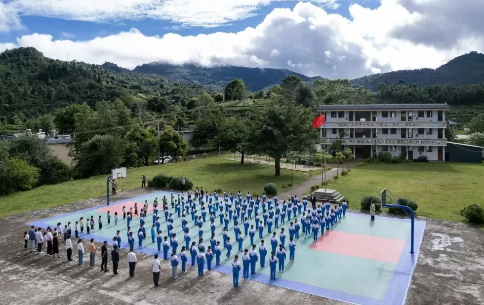 光明日报：希望“零近视”小学，不再是新闻里的“奇观”-第1张图片-