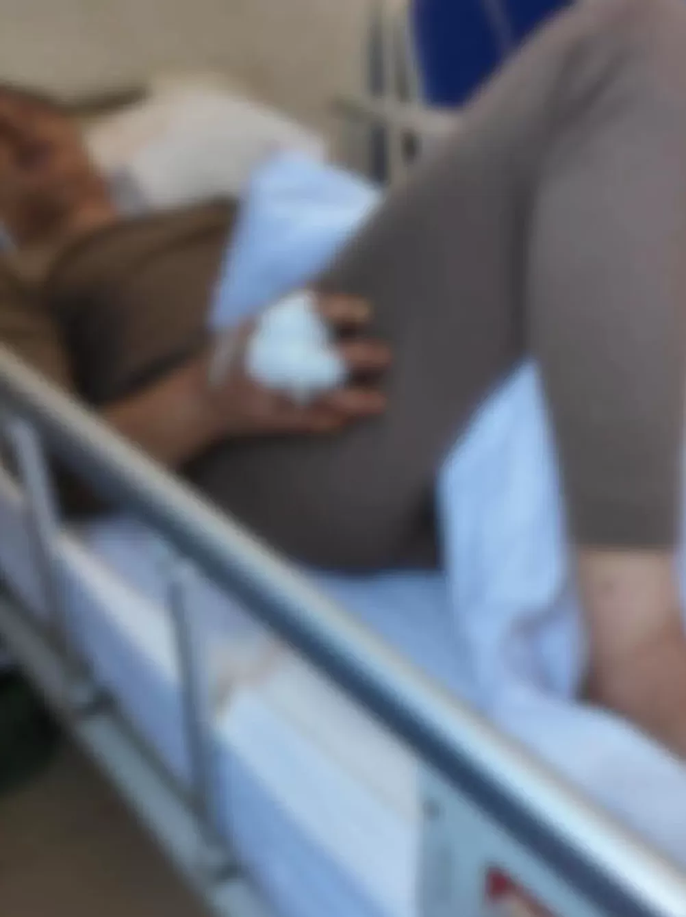 重庆男子上山采菌被黑熊袭击，“被一巴掌扇下悬崖，穿的水鞋救了自己一命”-第1张图片-