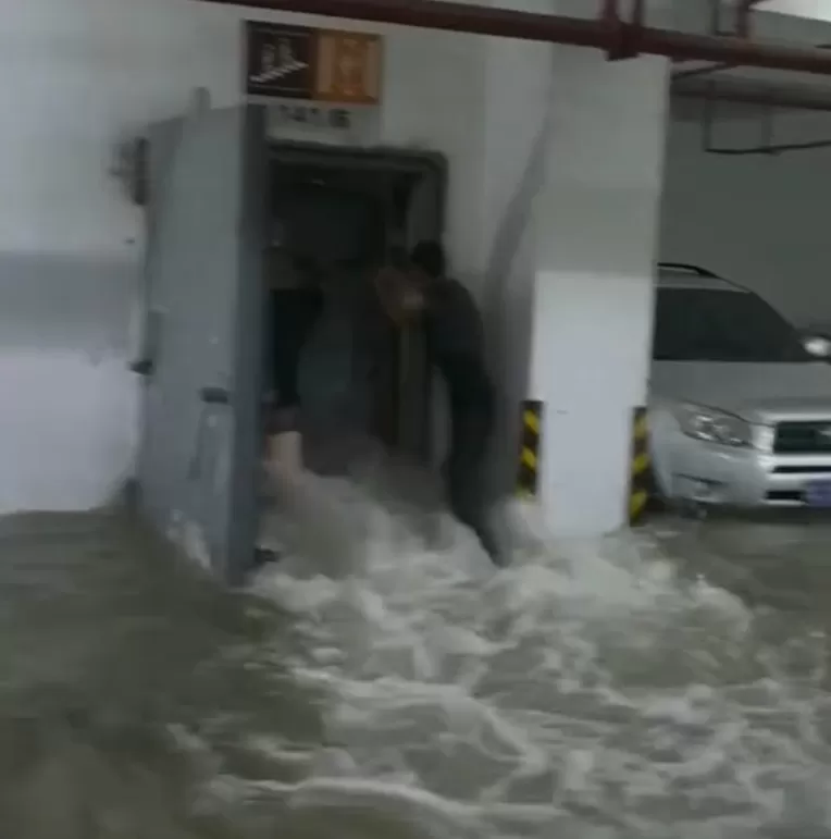 业主私挖地下室导致河道被挖通，地下车库被淹？温州龙港回应：正在勘验调查-第2张图片-