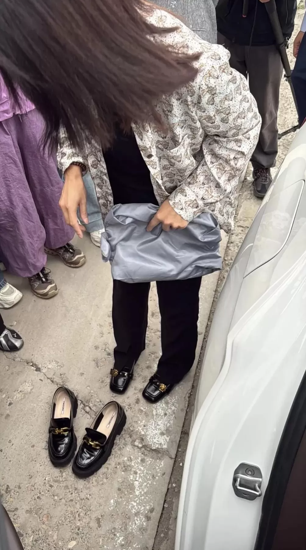 崔丽丽身穿遭性侵当日的衣服，与丈夫十指相扣出庭：这身行头曾是耻辱，如今是战袍-第1张图片-