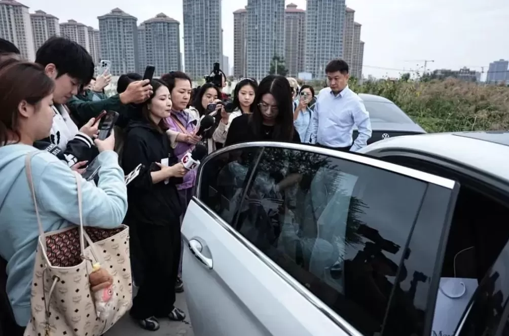 崔丽丽身穿遭性侵当日的衣服，与丈夫十指相扣出庭：这身行头曾是耻辱，如今是战袍-第3张图片-