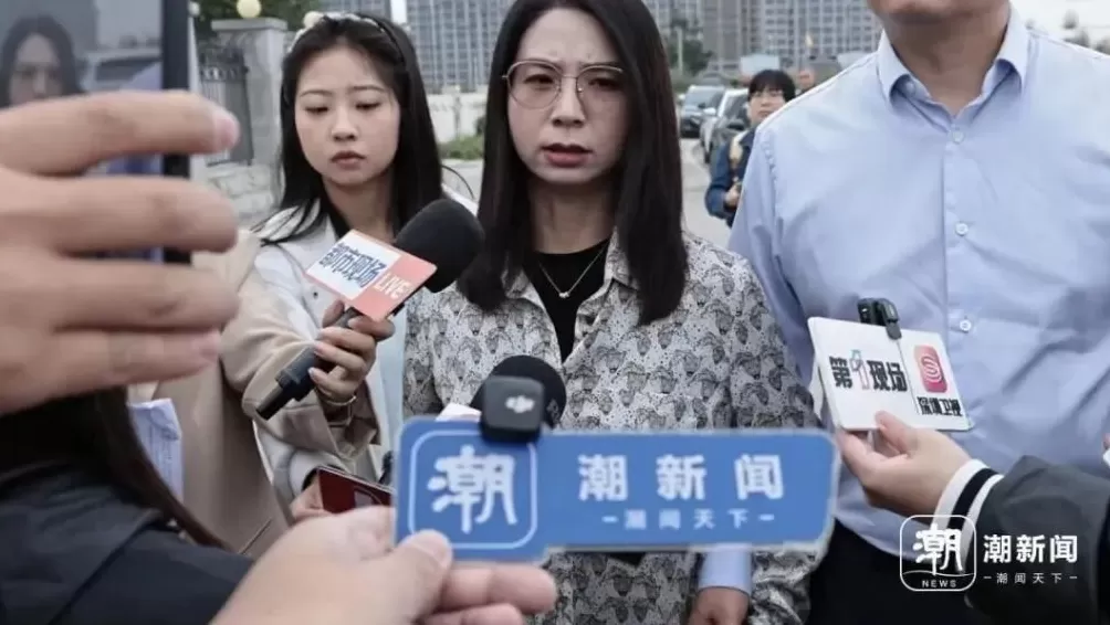 崔丽丽身穿遭性侵当日的衣服，与丈夫十指相扣出庭：这身行头曾是耻辱，如今是战袍-第2张图片-