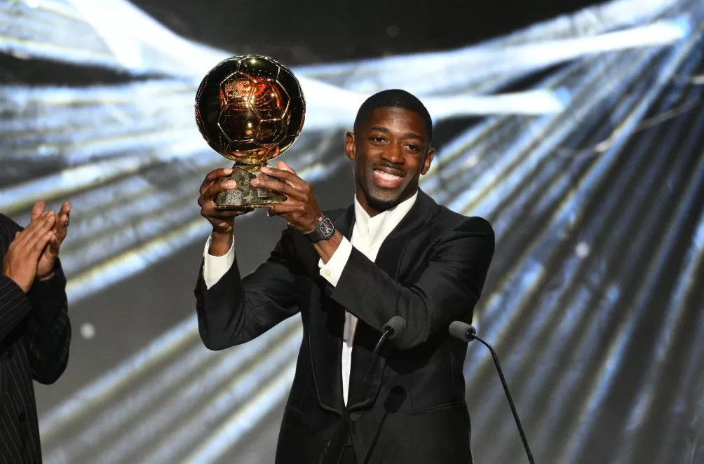 登贝莱捧起金球奖!这一刻,足球看上去更纯粹了-第1张图片- 登贝莱捧起金球奖!这一刻,足球看上去更纯粹了-第1张图片-