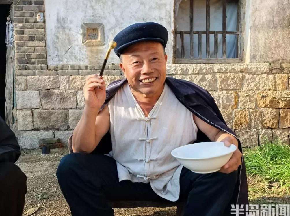 59岁青岛大爷放下百万生意，参演第一部短剧播放量超2.4亿-第1张图片-