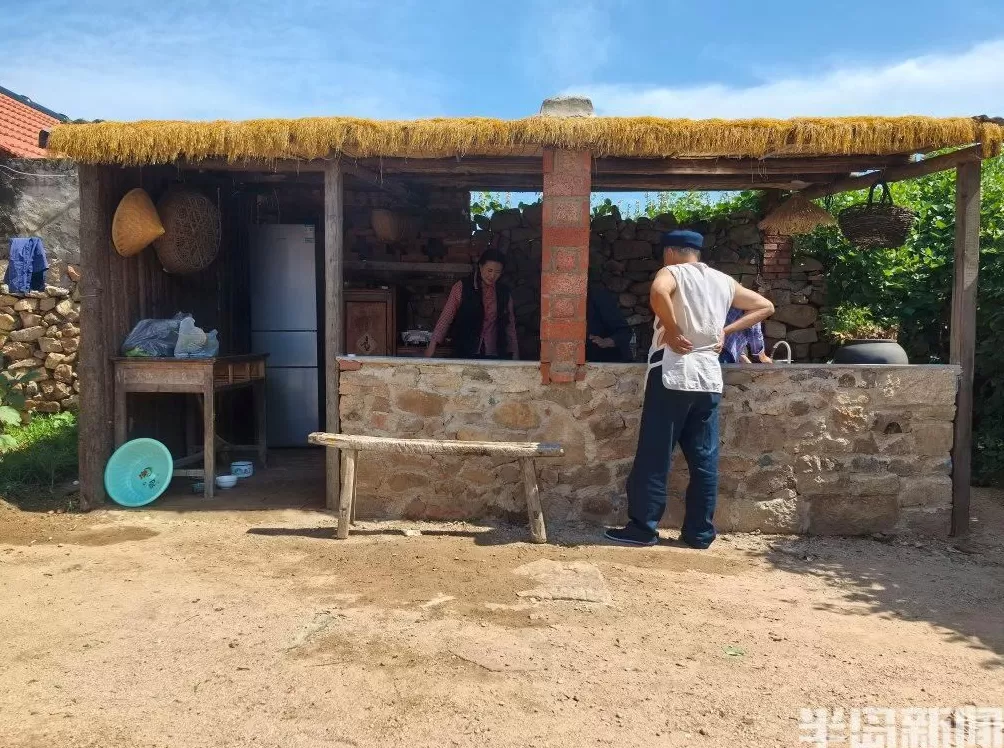 59岁青岛大爷放下百万生意，参演第一部短剧播放量超2.4亿-第3张图片-