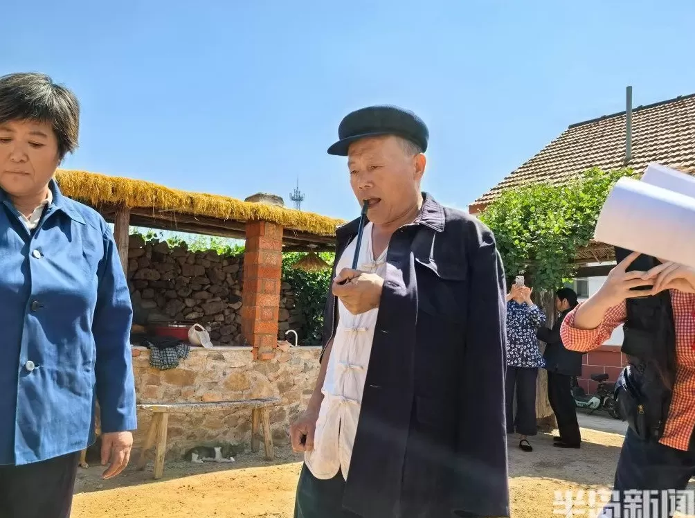 59岁青岛大爷放下百万生意，参演第一部短剧播放量超2.4亿-第5张图片-