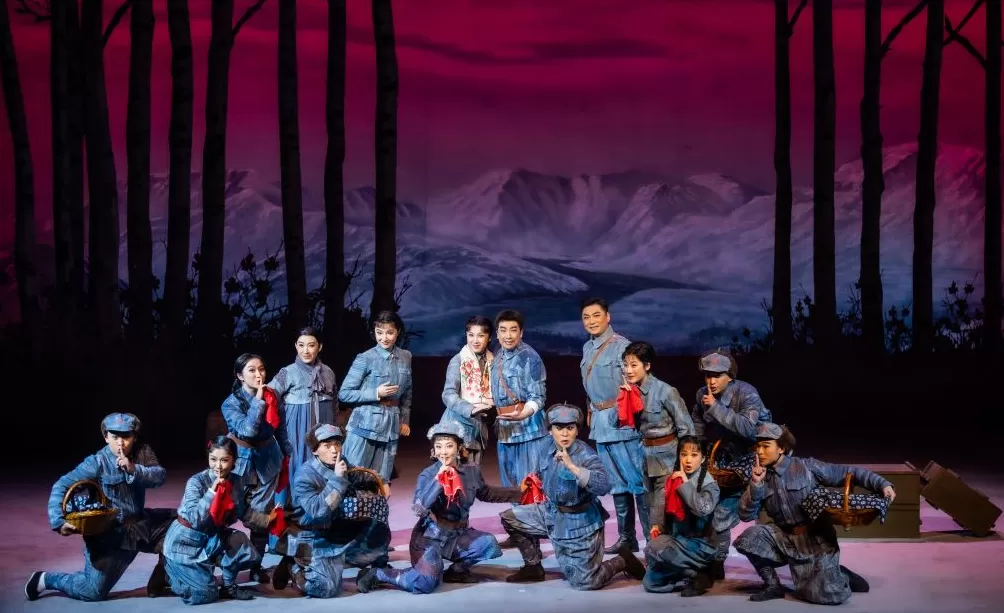 现代京剧《北国红菇娘》：一部烽火中的女性史诗-第1张图片-