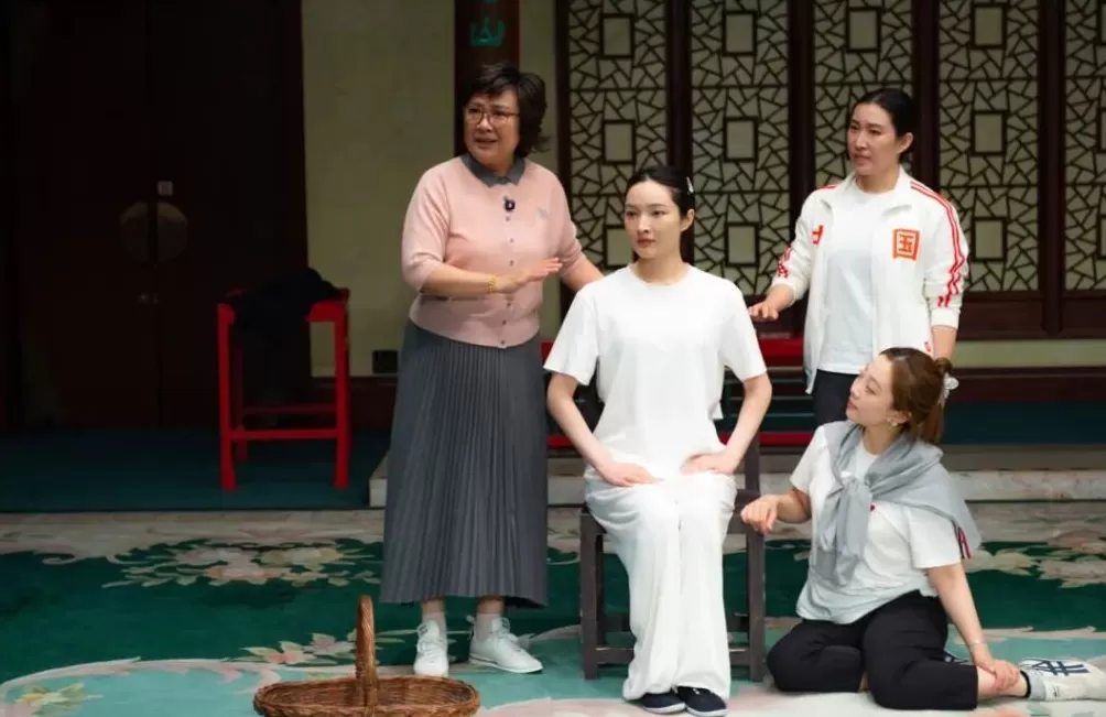 现代京剧《北国红菇娘》：一部烽火中的女性史诗-第5张图片-