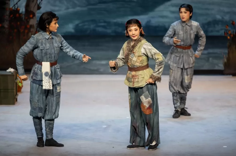 现代京剧《北国红菇娘》：一部烽火中的女性史诗-第7张图片-