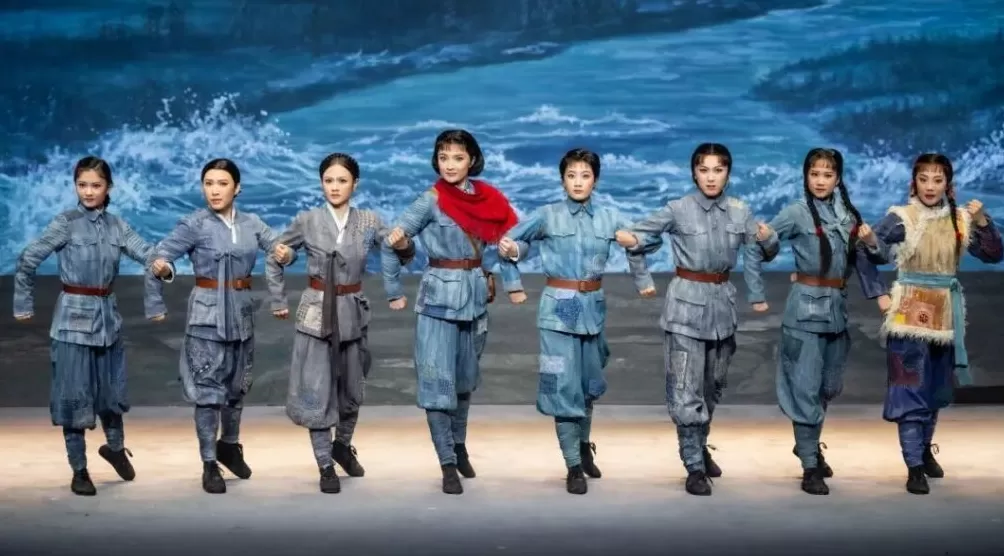 现代京剧《北国红菇娘》：一部烽火中的女性史诗-第9张图片-