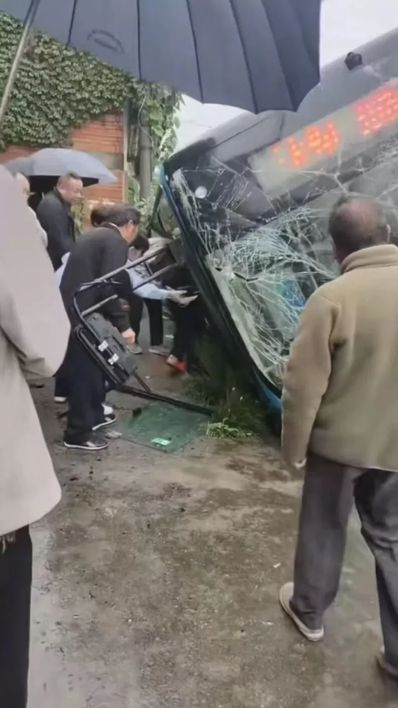 官方通报“陕西安康一公交车侧倾”：13人受轻伤无生命危险，系驾驶员突发不适意识不清-第1张图片-