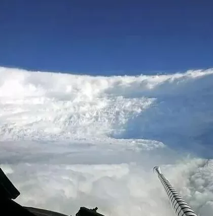 这飞机疯了吗?竟然往超强台风“桦加沙”里钻-第6张图片- 这飞机疯了吗?竟然往超强台风“桦加沙”里钻-第6张图片-