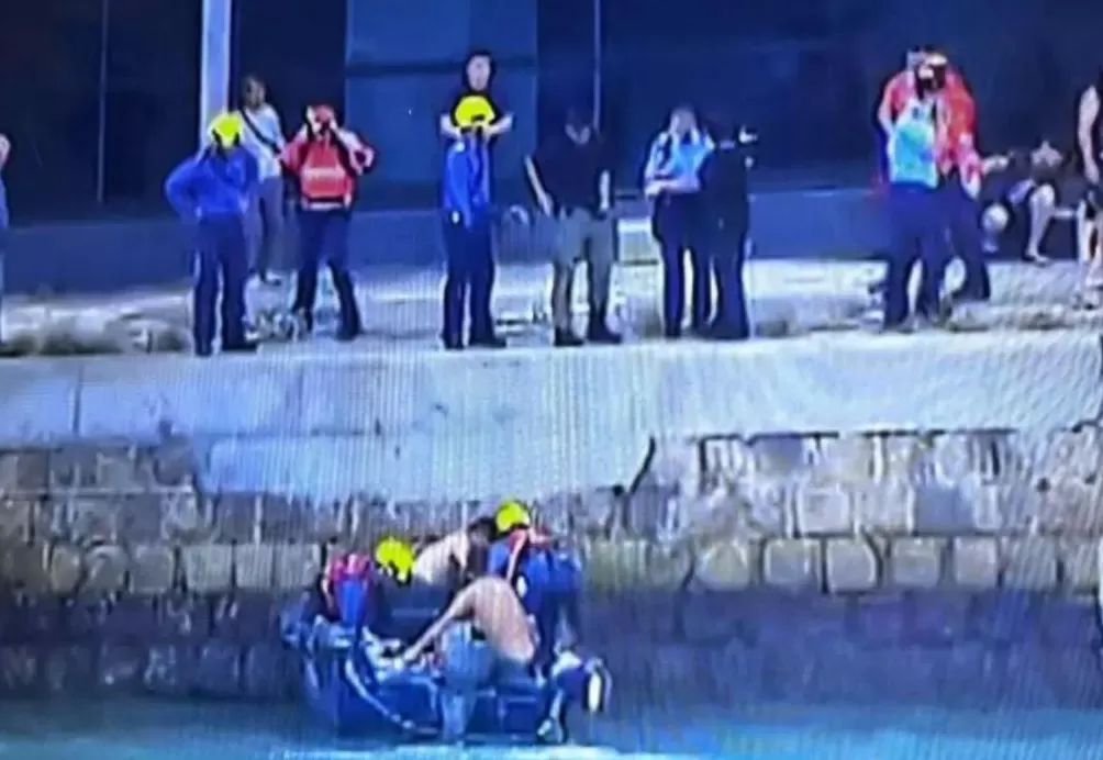 一对母子疑因观浪坠海-第1张图片-