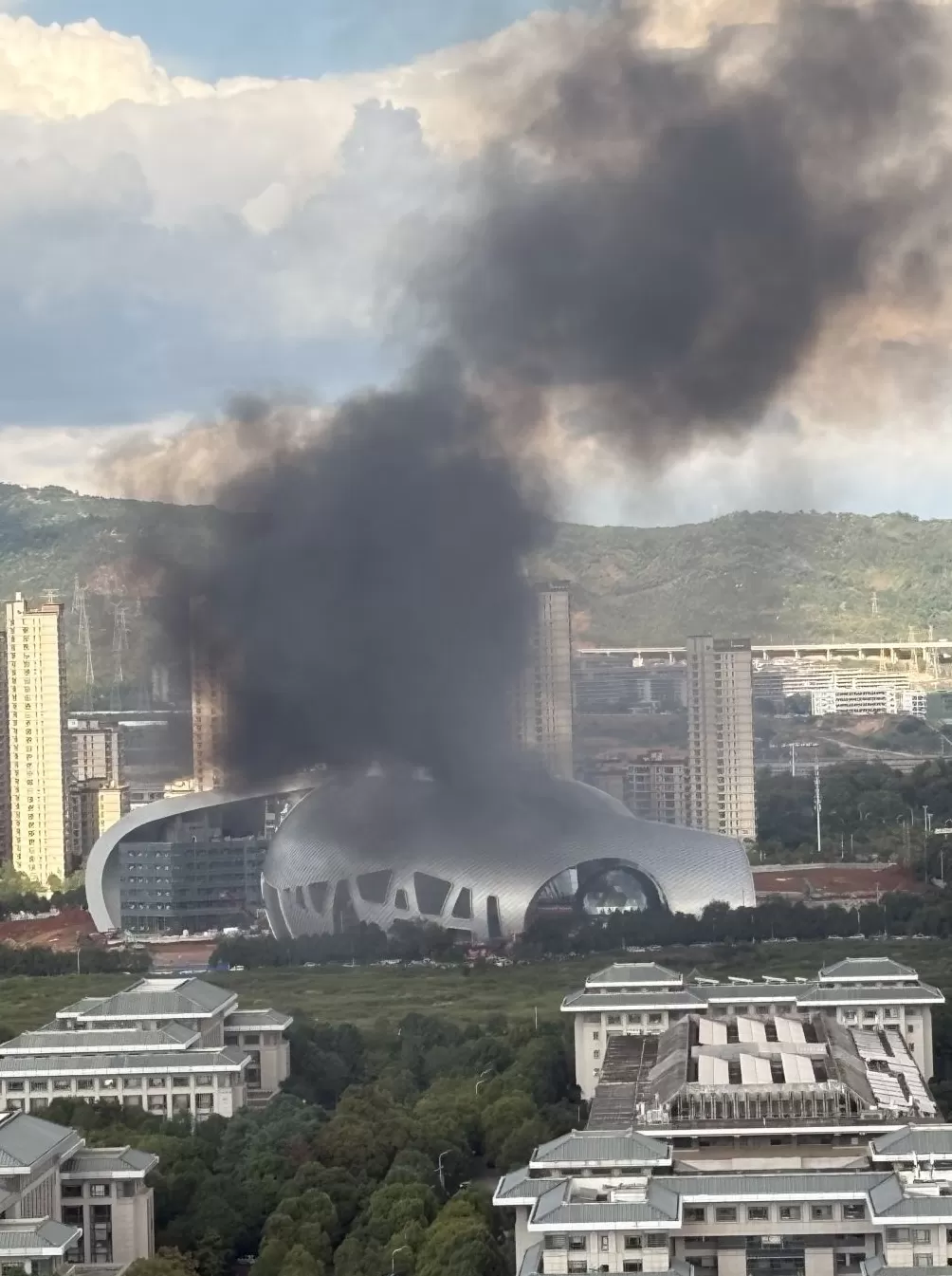 云南省科技馆在建新馆明火已扑灭：正调查起火原因和损失情况-第2张图片-