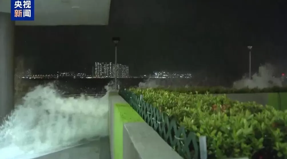 受台风“桦加沙”影响香港天文台改发“十号风球”-第1张图片- 受台风“桦加沙”影响香港天文台改发“十号风球”-第1张图片-