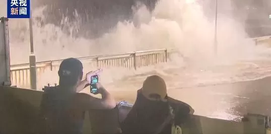 “桦加沙”来袭！香港、澳门发出最高级别热带气旋警告信号“十号风球”-第5张图片-