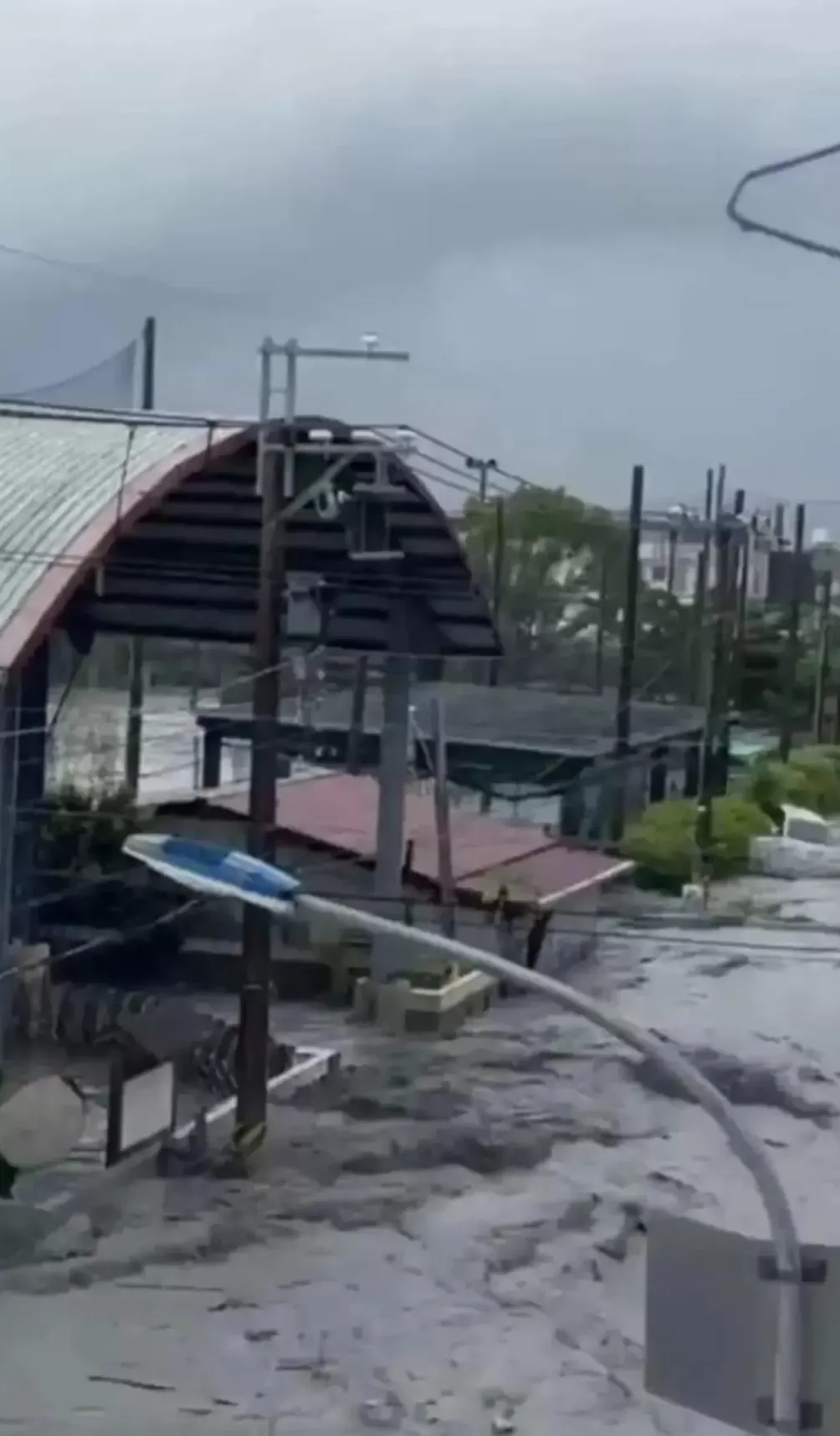 “桦加沙”环流过境，台湾花莲发生溃堤，底层民宅、街道全部消失-第2张图片-