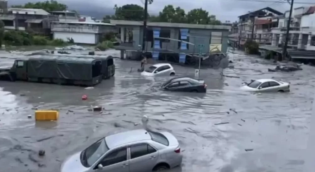 “桦加沙”环流过境，台湾花莲发生溃堤，底层民宅、街道全部消失-第4张图片-