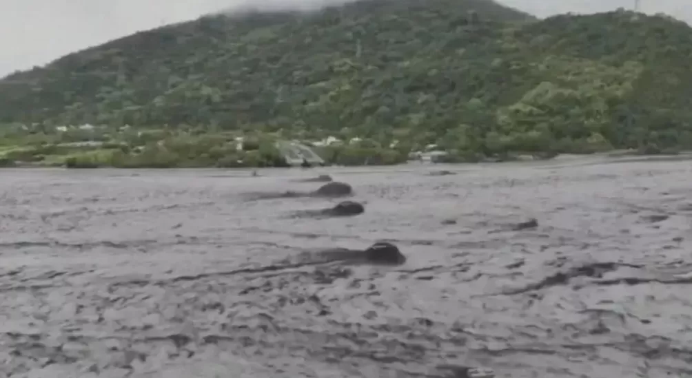 “桦加沙”环流过境，台湾花莲发生溃堤，底层民宅、街道全部消失-第3张图片-