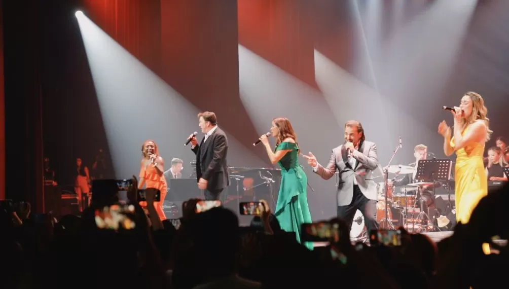 用演唱会的形式打开音乐剧，一夜听完经典金曲-第2张图片-