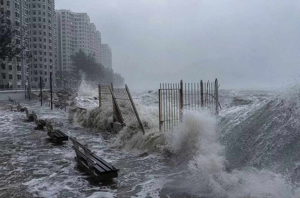 第1现场｜“风王”桦加沙来袭，港澳挂“十号风球”-第1张图片-