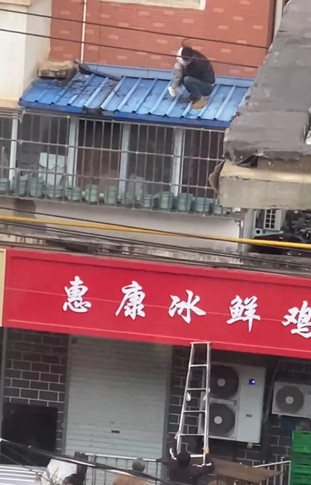 洛阳一幼童从楼上掉落至遮雨棚，多位邻居扯被单、拿梯子合力营救-第2张图片-