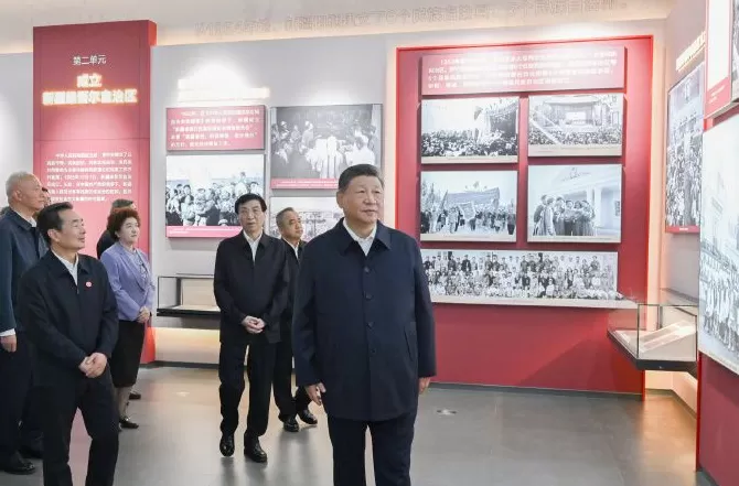 习近平参观新疆维吾尔自治区成立70周年主题成就展-第1张图片-