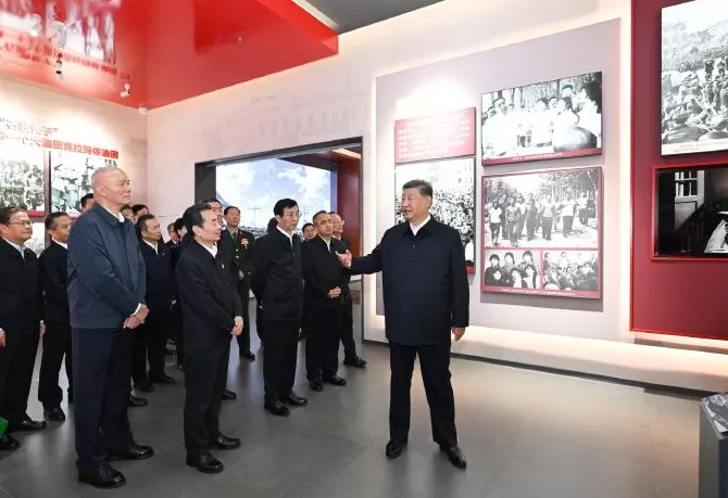 习近平参观新疆维吾尔自治区成立70周年主题成就展-第2张图片-