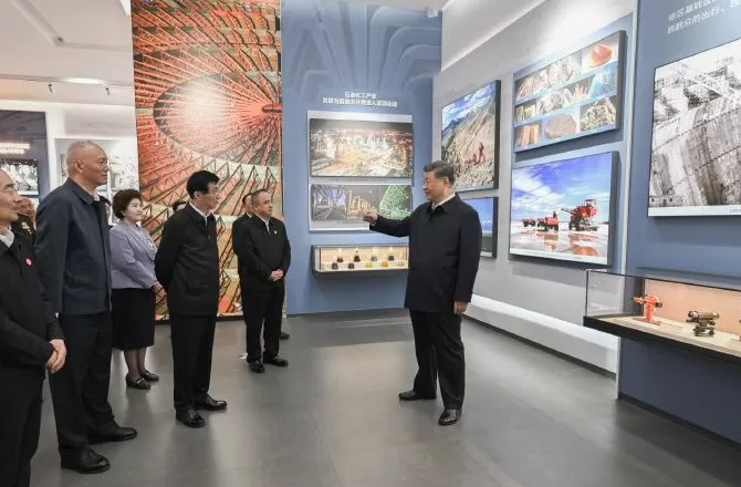 习近平参观新疆维吾尔自治区成立70周年主题成就展-第4张图片-