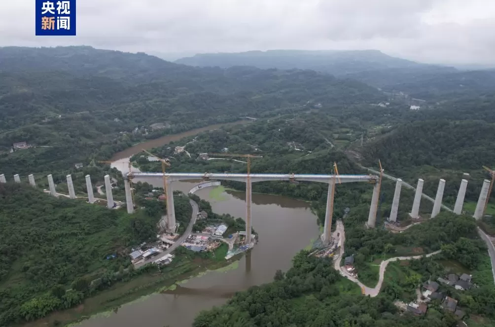 全长1796米渝万高铁五步河双线特大桥合龙-第1张图片-