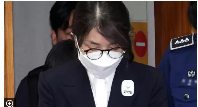 金建希出席庭审：身着黑色正装佩戴号码牌“4398”-第1张图片-