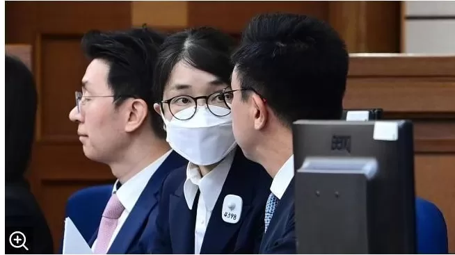 金建希出席庭审：身着黑色正装佩戴号码牌“4398”-第2张图片-