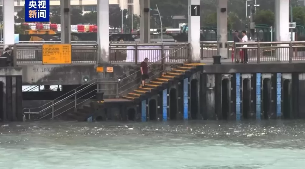 “桦加沙”逐渐远离香港各项公共服务仍保持相对暂停-第2张图片- “桦加沙”逐渐远离香港各项公共服务仍保持相对暂停-第2张图片-