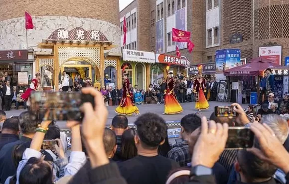 【中国那些事儿】国际友人见证多民族文化交融赞叹新疆和谐包容之美-第2张图片-