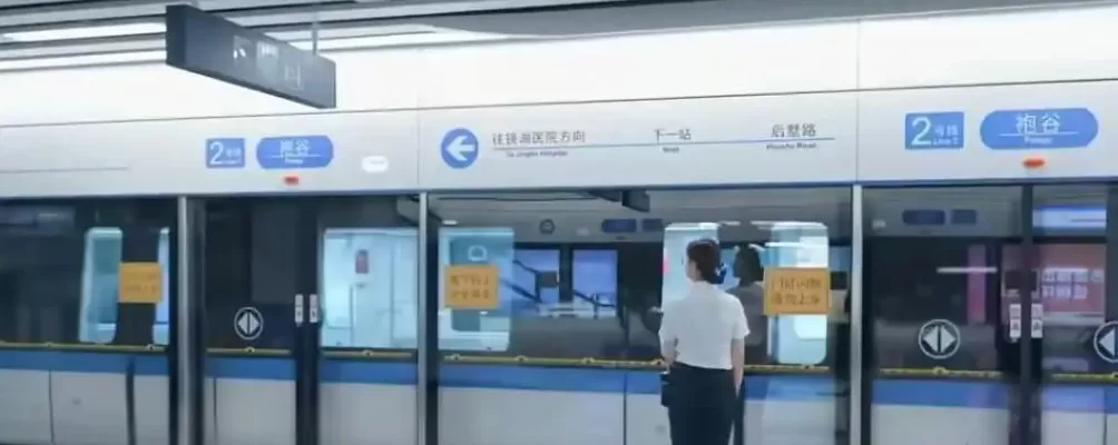 绍兴地铁“列车撞上保洁员致多人死伤”？浙江已提级调查！地铁客服：会在非运营时间派保洁员清理站台屏蔽门-第2张图片-