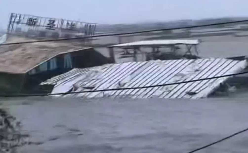 台风“桦加沙”过境:海水倒灌,货车被吹侧翻-第2张图片- 台风“桦加沙”过境:海水倒灌,货车被吹侧翻-第2张图片-