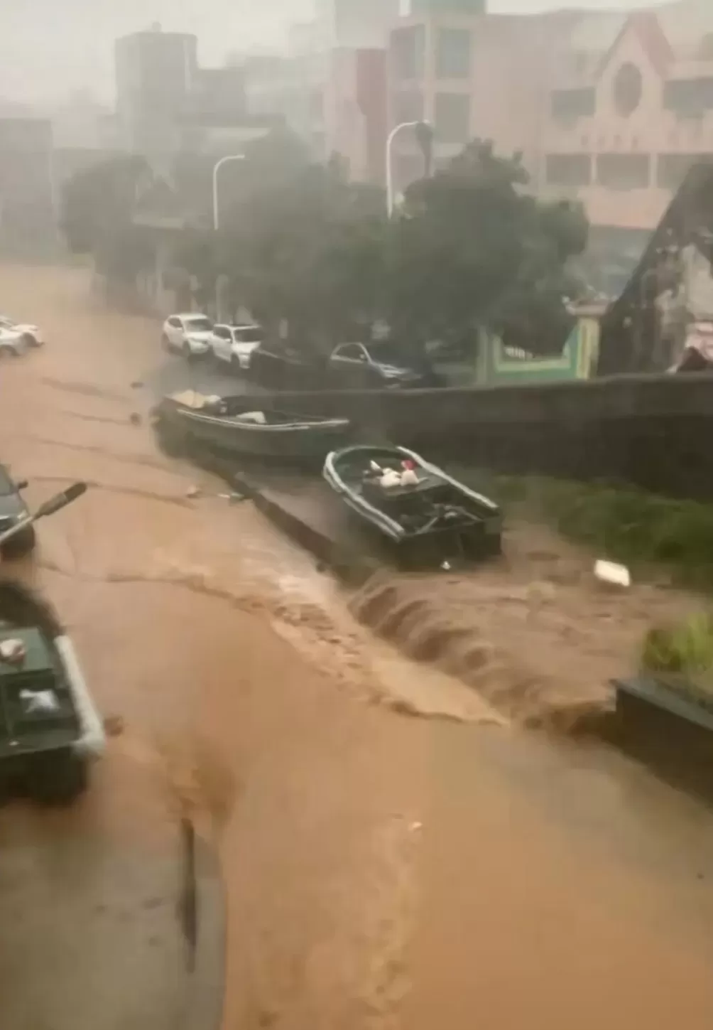 台风“桦加沙”过境:海水倒灌,货车被吹侧翻-第4张图片- 台风“桦加沙”过境:海水倒灌,货车被吹侧翻-第4张图片-