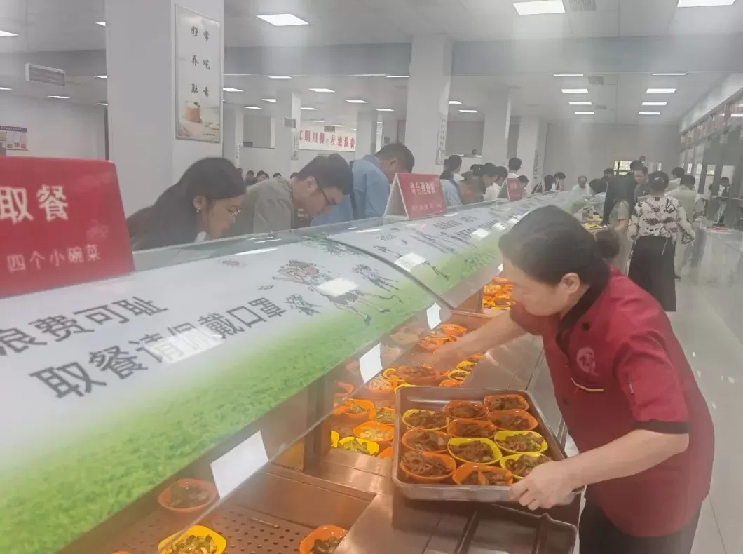 机关食堂开放渐成风潮：湖北一区委机关食堂首次向社会供餐-第5张图片-