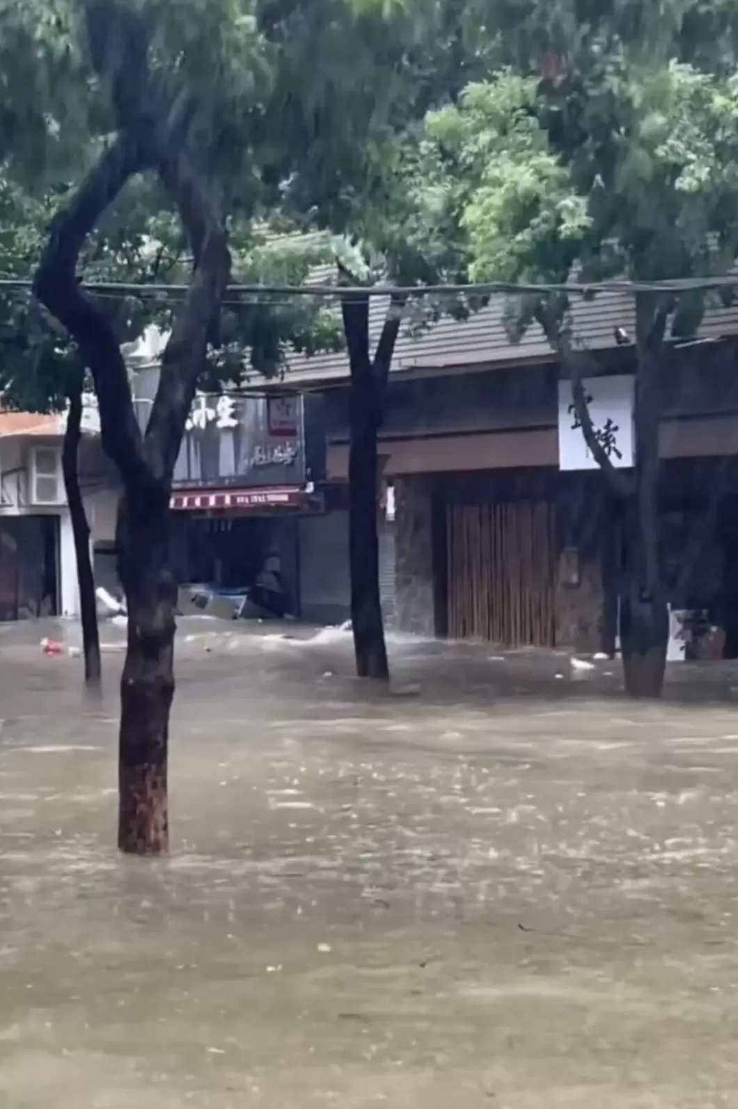 珠海一司机台风天驾车玩水造浪致多家店铺损失，警方已传唤-第2张图片-