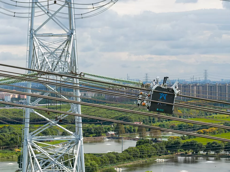 在百米高空把2毫米销钉插入4毫米销孔，机器人消除特高压线隐患-第1张图片-