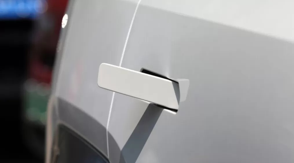 马上评｜隐藏式门把手或退场：汽车设计安全重于酷炫-第1张图片-