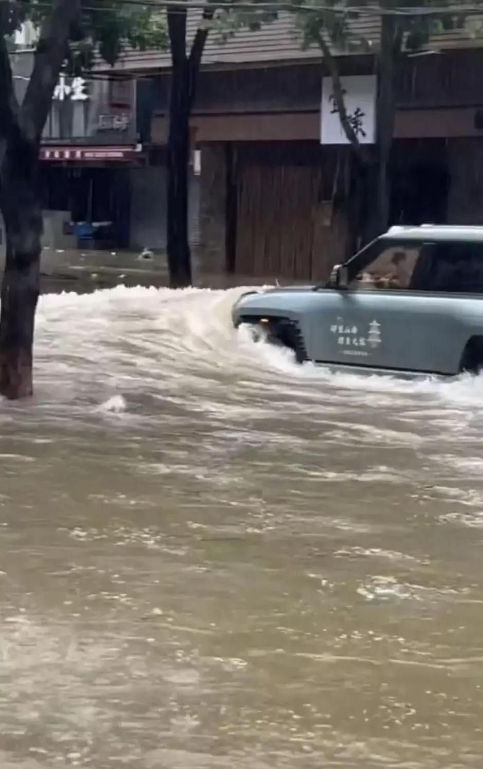 珠海司机台风天当街驾车来回多次“造浪”，致周边商铺玻璃门损坏，警方通报：李某某（男，64岁），行拘10日-第2张图片-