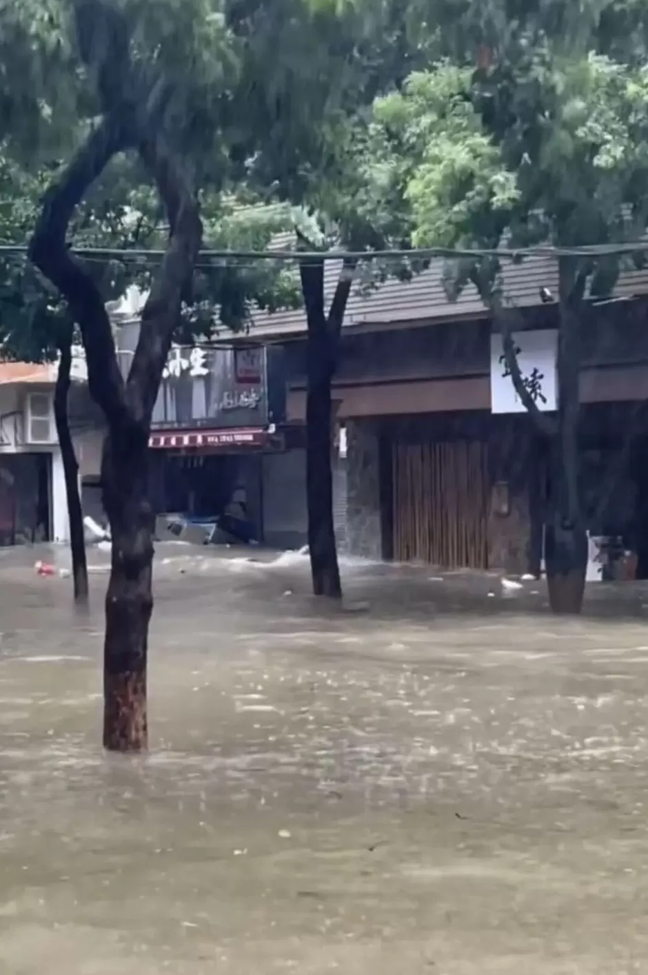 珠海司机台风天当街驾车来回多次“造浪”，致周边商铺玻璃门损坏，警方通报：李某某（男，64岁），行拘10日-第3张图片-