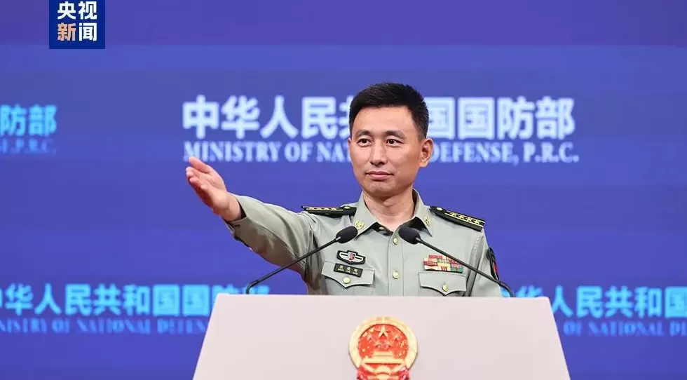 我方海警水炮喷射，菲船人员挥舞白旗，国防部评论-第1张图片-