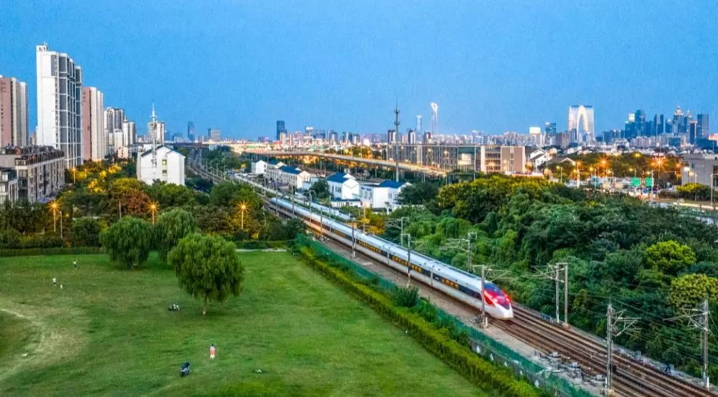 铁路部门累计发售国庆中秋假期运输车票7000万张，部分方向仍有余票-第1张图片-