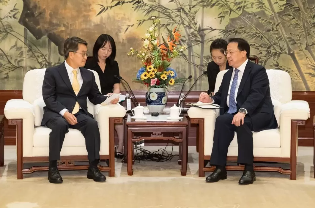 龚正会见韩国京畿道知事金东兖，并共同签署友好合作交流备忘录-第1张图片-