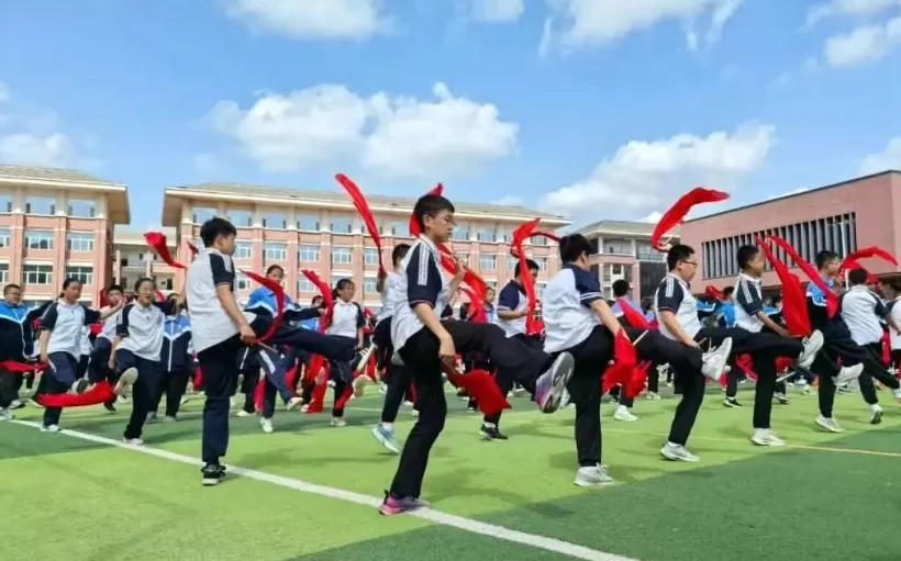 从黄土高原走向世界舞台：国家级非遗横山老腰鼓焕发新活力，展现新时代文化自信-第1张图片-